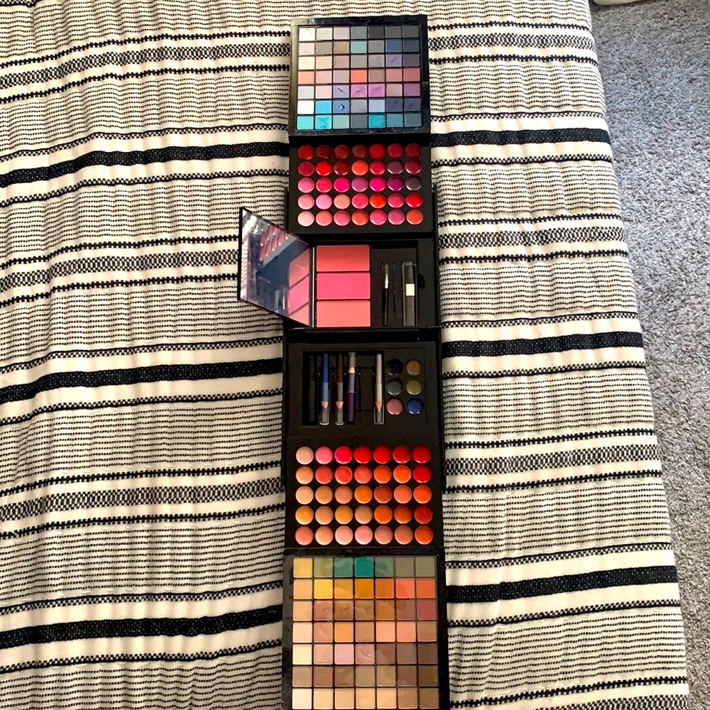Makeup foldout * FINAL SALE*